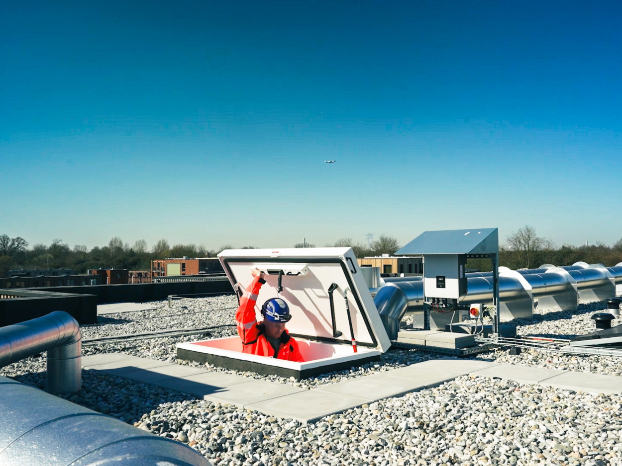 Staka DL-Serie Dakluik met opsteekladder te Veld Eindhoven