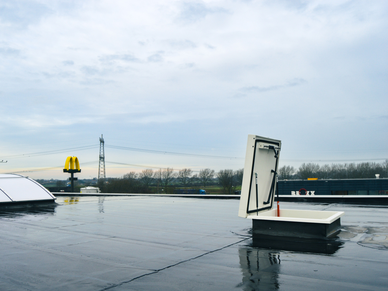 Dakluik voor daktoegang bedrijfhal