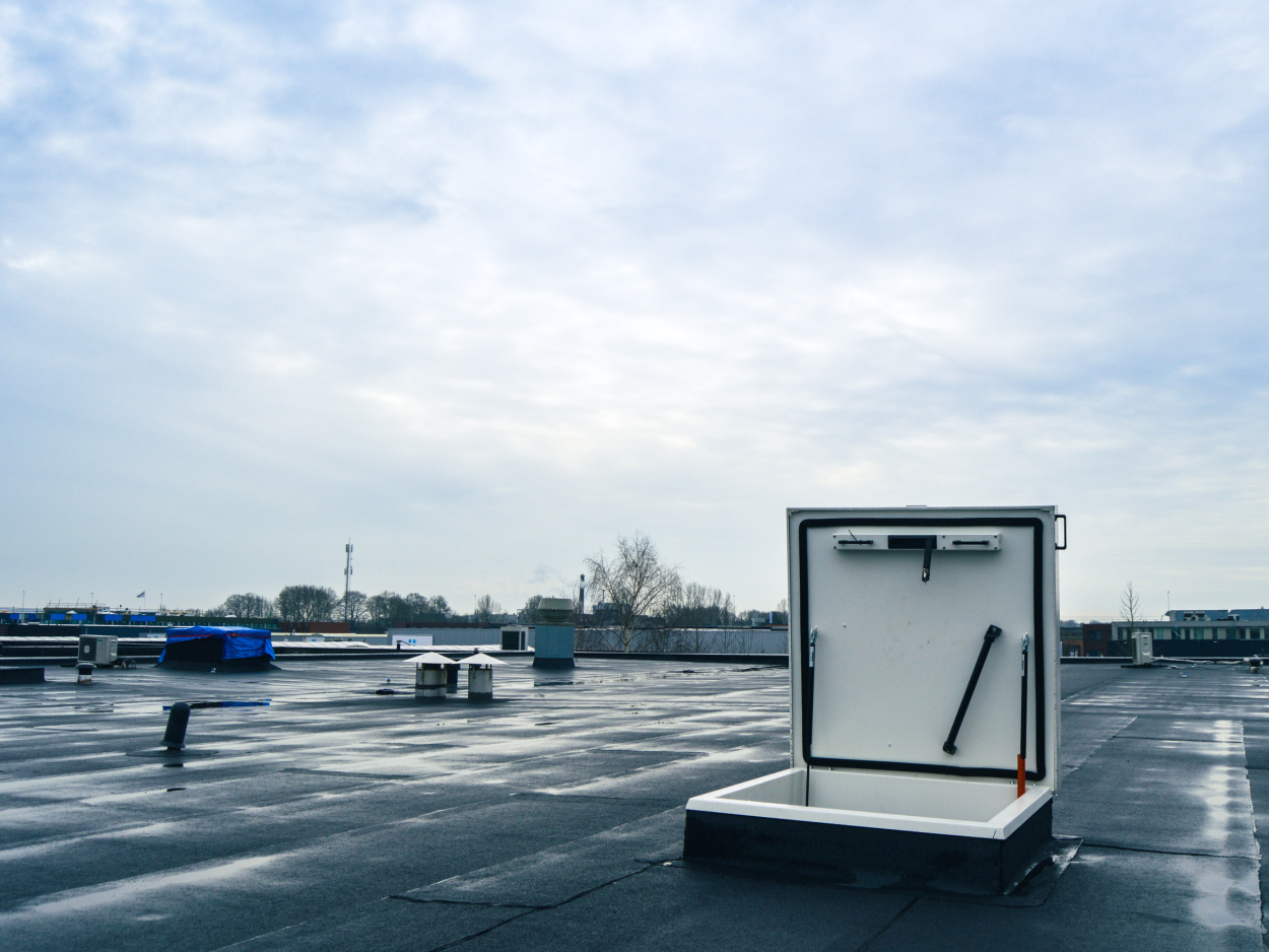 Staka dakluik met opsteekladder dakluik productiehal Gorinchem