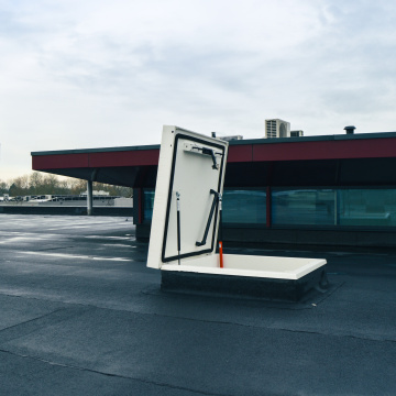 Staka dakluik met opsteekladder dakluik productiehal Gorinchem