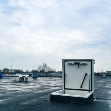 Staka dakluik met opsteekladder dakluik productiehal Gorinchem