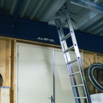 Staka dakluik met opsteekladder dakluik productiehal Gorinchem