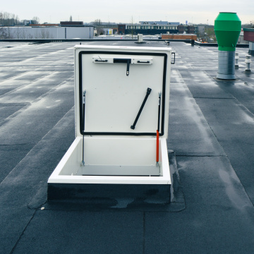 Staka dakluik met opsteekladder dakluik productiehal Gorinchem